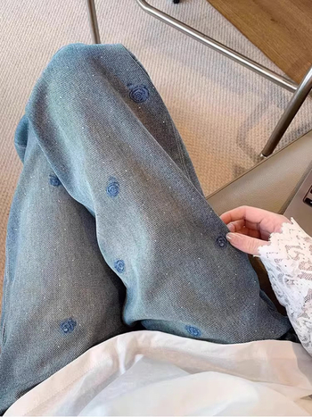 Női farmernadrág hímzett strasszokkal, széles szabású, padlóig érő, denim, mikro-elasztikus, vasalás nélkül, 2026 tavasz