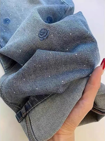 Női farmernadrág hímzett strasszokkal, széles szabású, padlóig érő, denim, mikro-elasztikus, vasalás nélkül, 2026 tavasz
