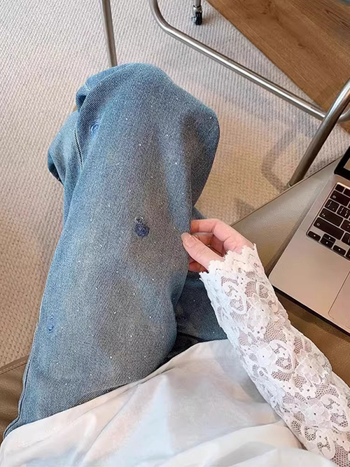 Női farmernadrág hímzett strasszokkal, széles szabású, padlóig érő, denim, mikro-elasztikus, vasalás nélkül, 2026 tavasz