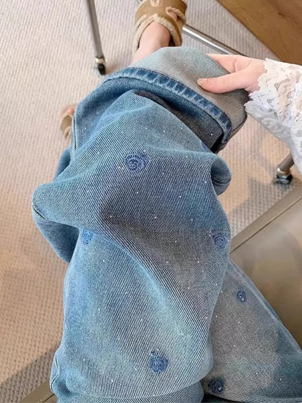Női farmernadrág hímzett strasszokkal, széles szabású, padlóig érő, denim, mikro-elasztikus, vasalás nélkül, 2026 tavasz