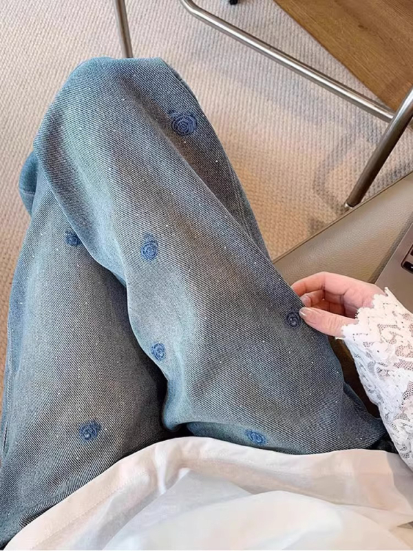 Női farmernadrág hímzett strasszokkal, széles szabású, padlóig érő, denim, mikro-elasztikus, vasalás nélkül, 2026 tavasz