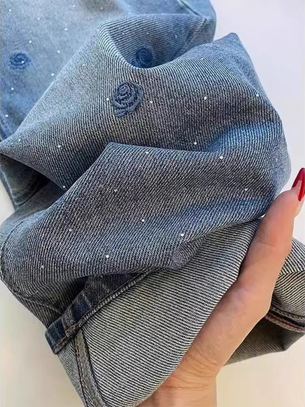 Női farmernadrág hímzett strasszokkal, széles szabású, padlóig érő, denim, mikro-elasztikus, vasalás nélkül, 2026 tavasz
