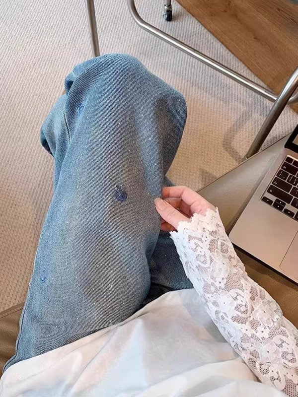 Női farmernadrág hímzett strasszokkal, széles szabású, padlóig érő, denim, mikro-elasztikus, vasalás nélkül, 2026 tavasz