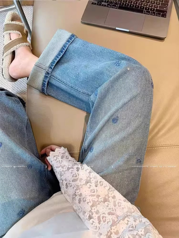 Női farmernadrág hímzett strasszokkal, széles szabású, padlóig érő, denim, mikro-elasztikus, vasalás nélkül, 2026 tavasz