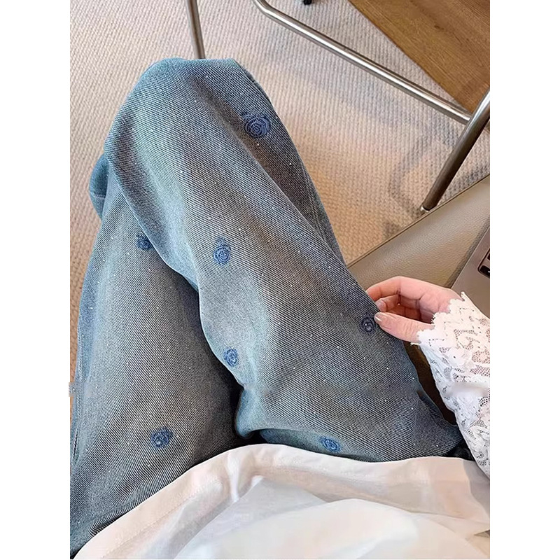 Női farmernadrág hímzett strasszokkal, széles szabású, padlóig érő, denim, mikro-elasztikus, vasalás nélkül, 2026 tavasz