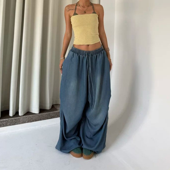 Traperice - opuštenog kroja, široke nogavice, visok struk, pamuk-poliester mješavina (70–80% pamuka, do 30% poliestera), otporne na naboranje, streetwear
