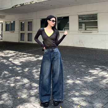 Τζιν με ευρύ παντελόνι, ψηλή μέση από ντένιμ με 70–80% βαμβάκι και έως 30% ινών από αναγεννημένη κυτταλόζη, μήκος μέχρι το δάπεδο, Φθινόπωρο 2025