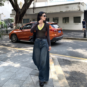 Τζιν με ευρύ παντελόνι, ψηλή μέση από ντένιμ με 70–80% βαμβάκι και έως 30% ινών από αναγεννημένη κυτταλόζη, μήκος μέχρι το δάπεδο, Φθινόπωρο 2025