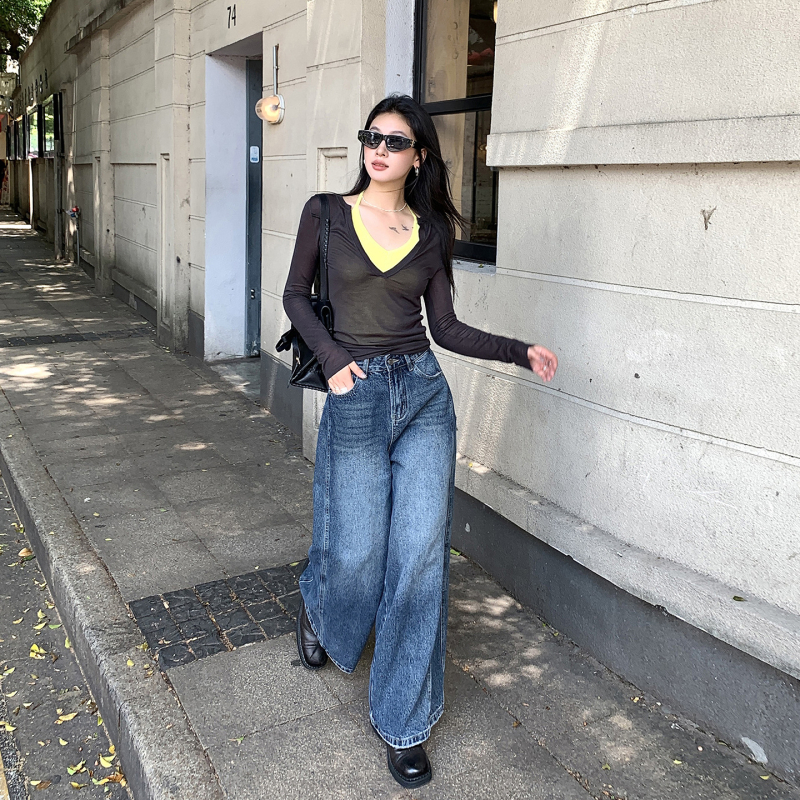 Τζιν με ευρύ παντελόνι, ψηλή μέση από ντένιμ με 70–80% βαμβάκι και έως 30% ινών από αναγεννημένη κυτταλόζη, μήκος μέχρι το δάπεδο, Φθινόπωρο 2025