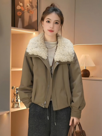 Женска парка – дебела изкуствена овча вълна, превърната надолу която, дълги ръкави, свободен силует, обработка против намачкване