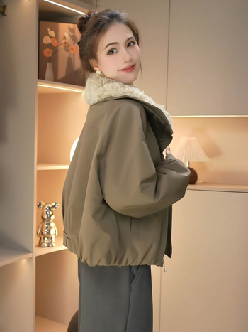 Женска парка – дебела изкуствена овча вълна, превърната надолу която, дълги ръкави, свободен силует, обработка против намачкване