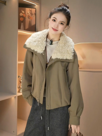 Женска парка – дебела изкуствена овча вълна, превърната надолу която, дълги ръкави, свободен силует, обработка против намачкване