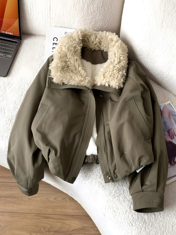 Женска парка – дебела изкуствена овча вълна, превърната надолу която, дълги ръкави, свободен силует, обработка против намачкване