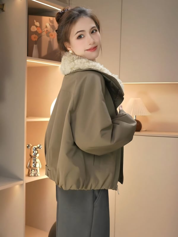 Женска парка – дебела изкуствена овча вълна, превърната надолу която, дълги ръкави, свободен силует, обработка против намачкване