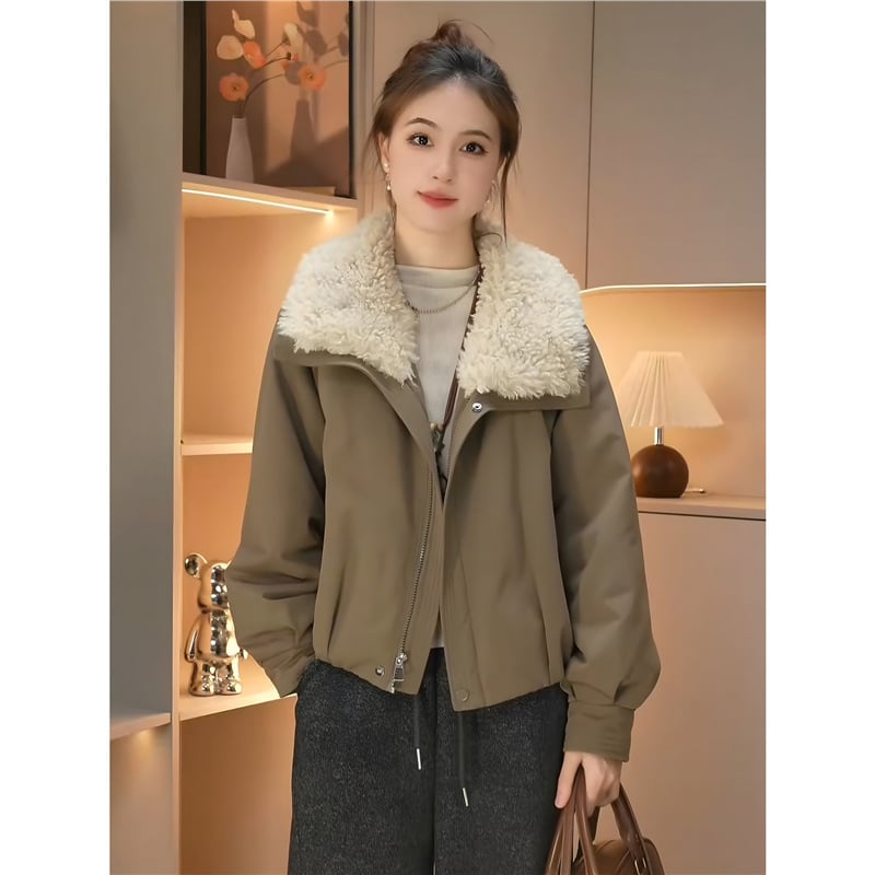 Женска парка – дебела изкуствена овча вълна, превърната надолу която, дълги ръкави, свободен силует, обработка против намачкване