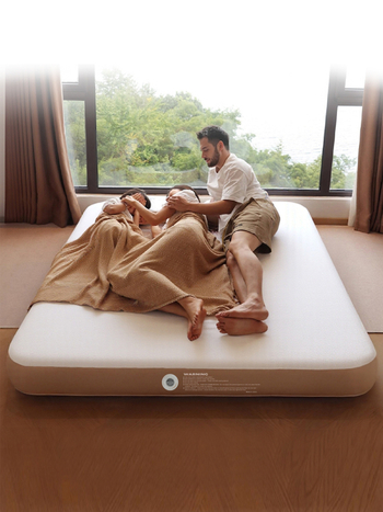 Naduvani kamping madrac, PVC površina, dvostruka konstrukcija, težina 3 kg, vanjska električna pumpa zraka