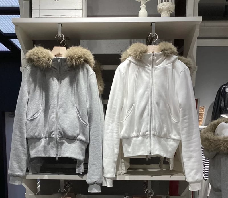 BM стил дамско яке с качулка и яка от козина, подплатено флийсом, стегнато, памучна тъкан