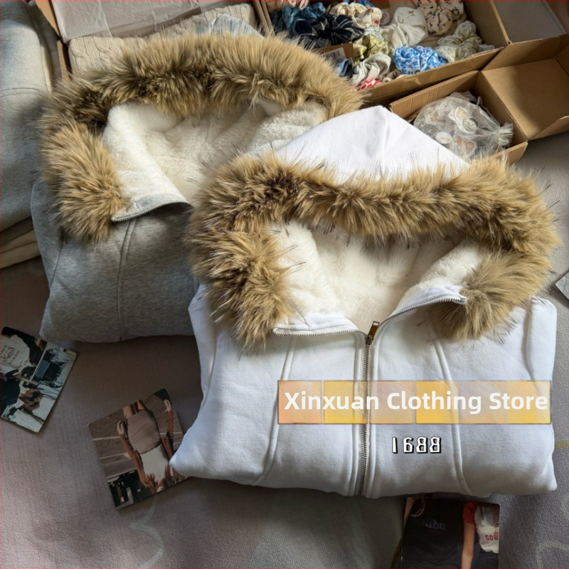 BM стил дамско яке с качулка и яка от козина, подплатено флийсом, стегнато, памучна тъкан