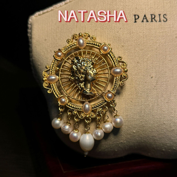 Брошка от сплав с пискюл от перли, кръгъл релеф, стил Средна античност, декоративен и паметен аксесоар