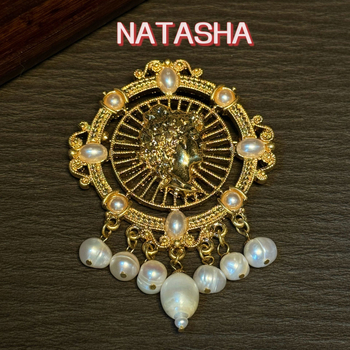 Брошка от сплав с пискюл от перли, кръгъл релеф, стил Средна античност, декоративен и паметен аксесоар