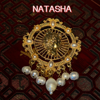 Брошка от сплав с пискюл от перли, кръгъл релеф, стил Средна античност, декоративен и паметен аксесоар