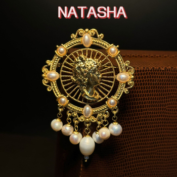 Брошка от сплав с пискюл от перли, кръгъл релеф, стил Средна античност, декоративен и паметен аксесоар