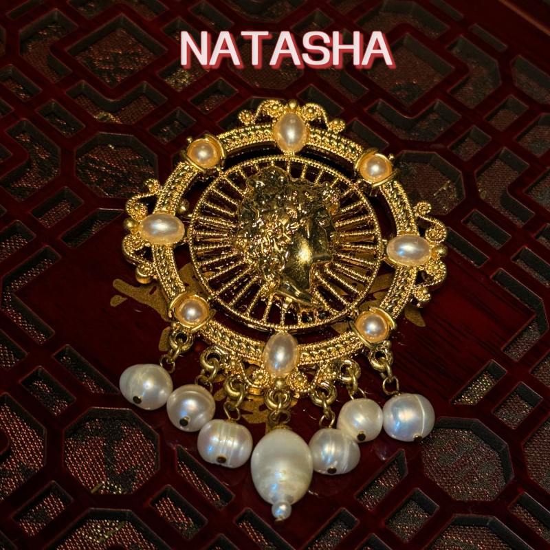 Брошка от сплав с пискюл от перли, кръгъл релеф, стил Средна античност, декоративен и паметен аксесоар