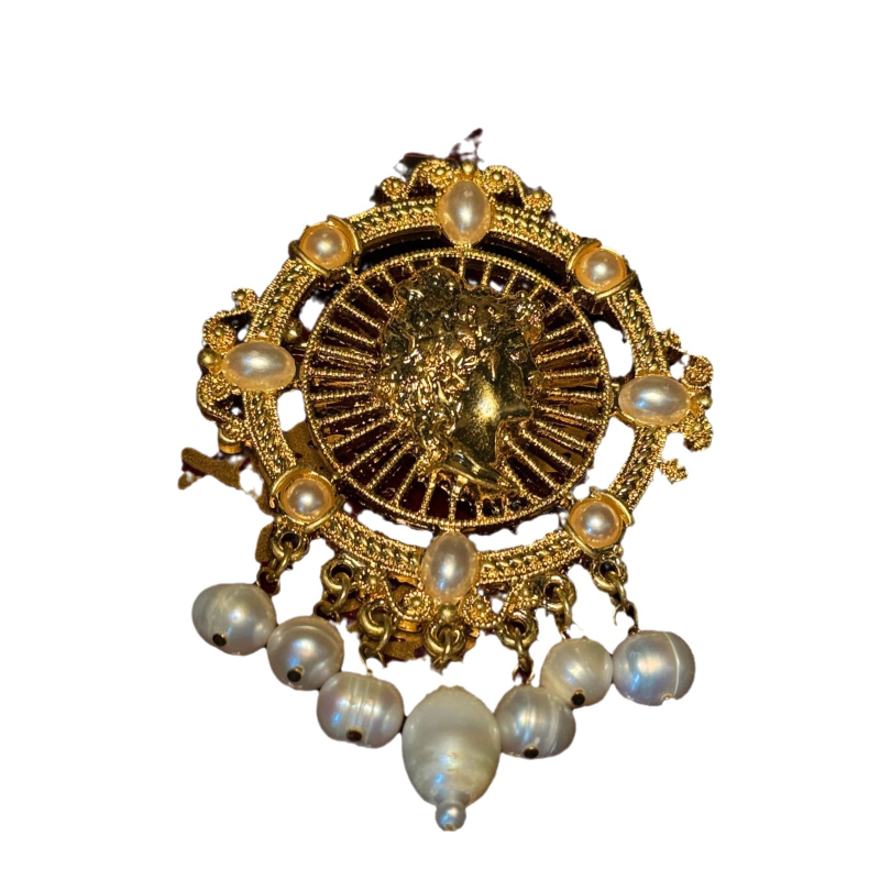 Брошка от сплав с пискюл от перли, кръгъл релеф, стил Средна античност, декоративен и паметен аксесоар