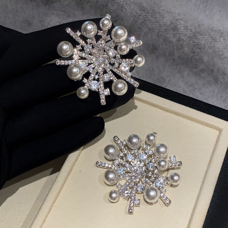 Брошка със имитационни перли, геометрична форма, микро закрепване; нишов стил; за спомен, украса, за сватба и подарък