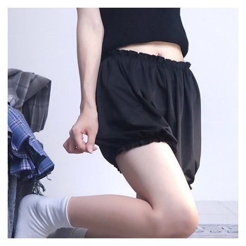 Nyári biztonsági rövidnadrág, vékony anyagú, 3/4-es hossz, virágmintás, alkalmas külső viseletre