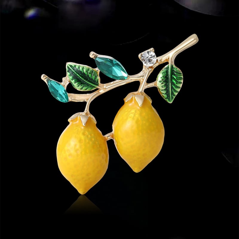 Брошка от сплав с емал — двойен лимонов мотив, универсална за лятна визия (Материал: сплав; Форма: друга; Функция: украса, подарък; Сезон: лято 2024; Вид: брошка)