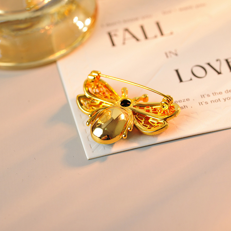 Брошка пчела - медна, мил стил; декоративна и подарък (материал: мед; стил: мил; функции: украса, подарък)