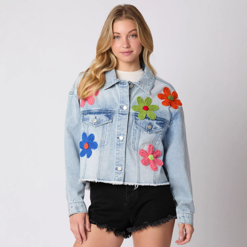 Jachetă denim cu 80–90% poliester, mâneci de cămașă, croială lejeră, guler înalt, lungime scurtă