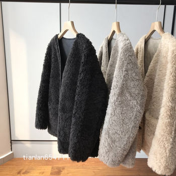 Вълнен жакет с V-образно деколте, А-образен силует, дълги ръкави, едноредово закопчаване