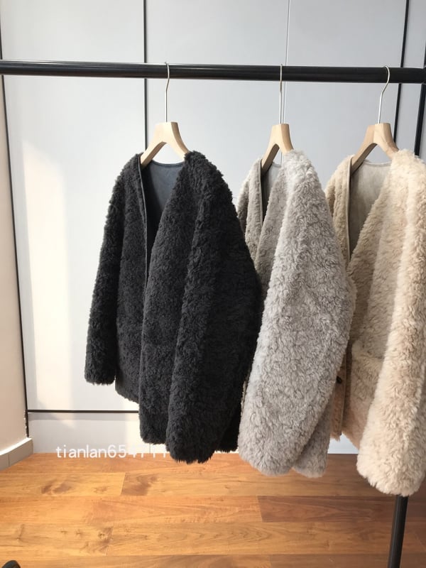 Вълнен жакет с V-образно деколте, А-образен силует, дълги ръкави, едноредово закопчаване