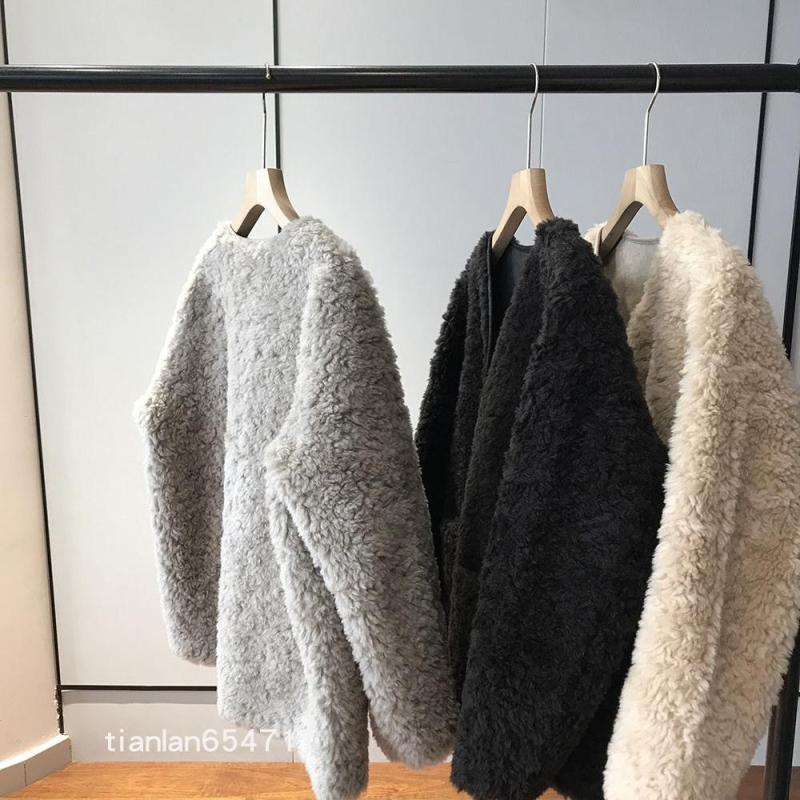 Вълнен жакет с V-образно деколте, А-образен силует, дълги ръкави, едноредово закопчаване