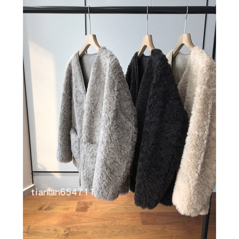 Вълнен жакет с V-образно деколте, А-образен силует, дълги ръкави, едноредово закопчаване