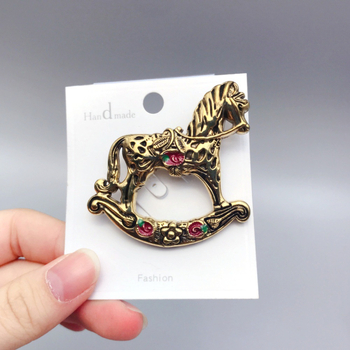 Брошка за дрехи - конче люлеещо се, от цинкова сплав, марка Inokeey, диамантна обработка