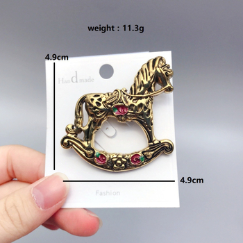 Брошка за дрехи - конче люлеещо се, от цинкова сплав, марка Inokeey, диамантна обработка