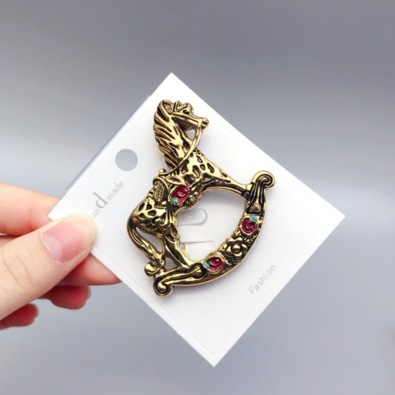 Брошка за дрехи - конче люлеещо се, от цинкова сплав, марка Inokeey, диамантна обработка