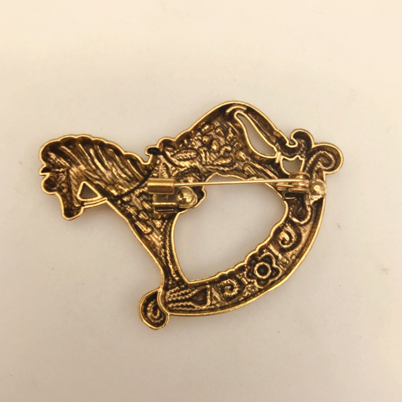 Брошка за дрехи - конче люлеещо се, от цинкова сплав, марка Inokeey, диамантна обработка