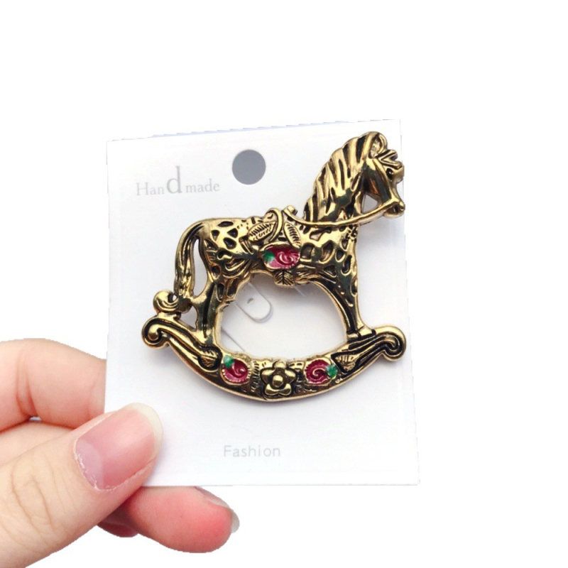 Брошка за дрехи - конче люлеещо се, от цинкова сплав, марка Inokeey, диамантна обработка