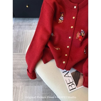 Cardigan tricotat brodat cu motiv de cățeluș, nasturi în formă de stea cu cinci colțuri, croială lejeră, guler rotund, mâneci lungi, pentru primăvară și toamnă, viscoză 50–70%.