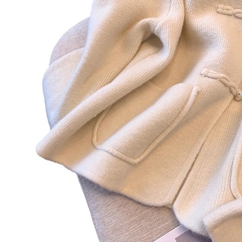 Cardigan-stil džemper-kabat s polo ovratnikom, princeze rukavi, jednostruko kopčanje, najlon tkanina s ovčjim velurom
