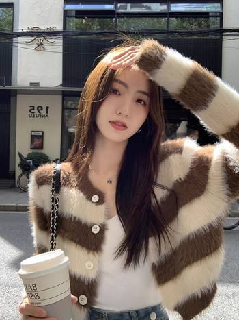 Кардиган с райета, кръгло деколте, дълги ръкави, къса дължина