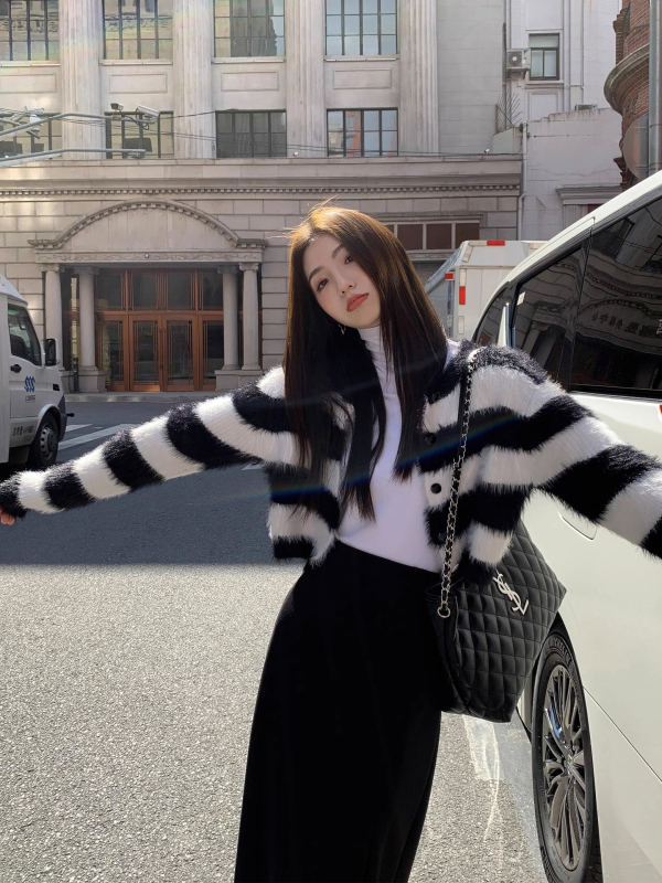 Кардиган с райета, кръгло деколте, дълги ръкави, къса дължина