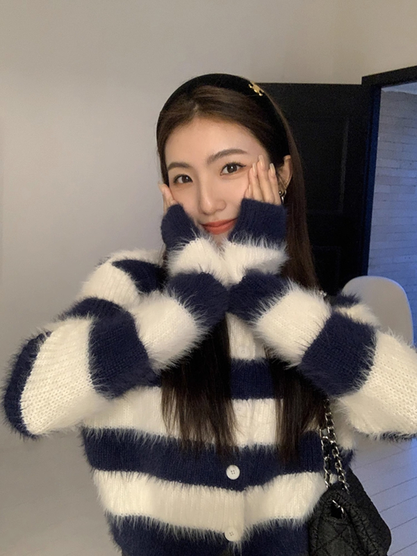 Кардиган с райета, кръгло деколте, дълги ръкави, къса дължина