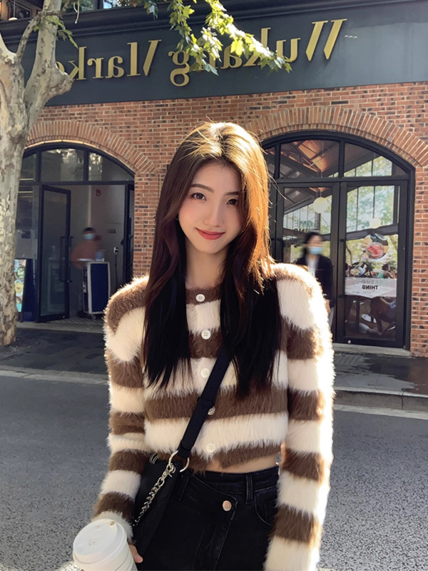 Кардиган с райета, кръгло деколте, дълги ръкави, къса дължина