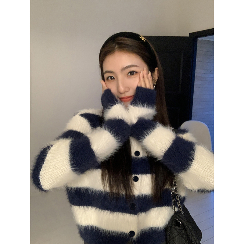 Кардиган с райета, кръгло деколте, дълги ръкави, къса дължина