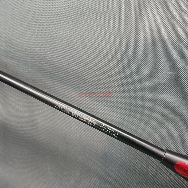 Ракетка за бадминтон с карбонова рамка, тегло 95–100 g, дръжка G3, твърд прът, подходяща за любители до напреднали